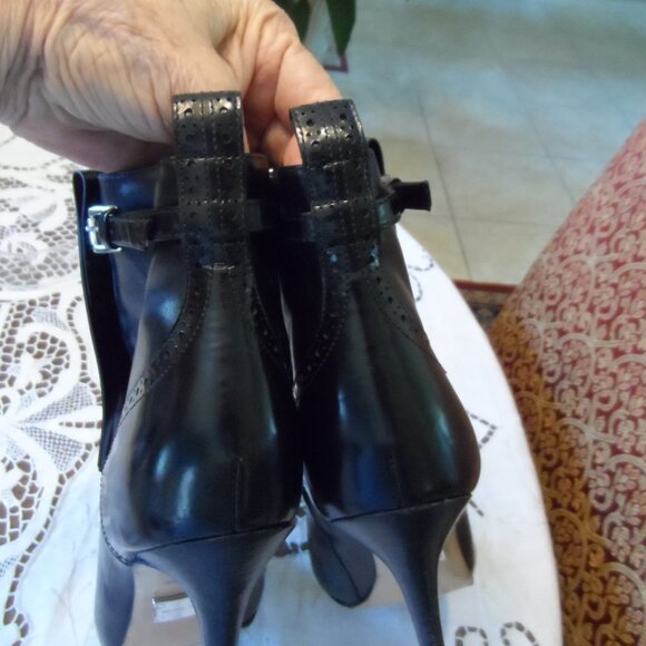 KORS by Michael Kors Black Leather Ankle Boots w/Removable Front Fringe Panel 8M - Picture 14 of 16